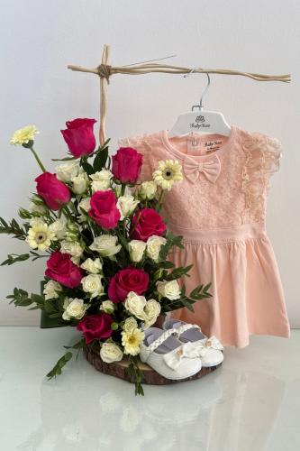 تنسيق مولوده عبارة عن فستان وحذاء باضافة الورد الط...