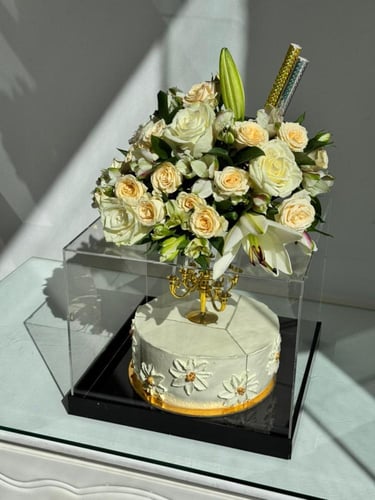 تنسيق ورد سكري مع كيك وشموع نارية