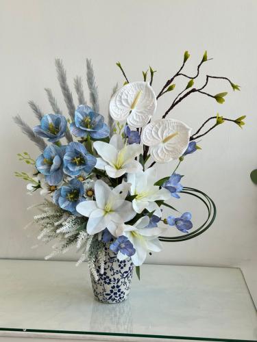 فازة صناعي بالون الابيض والازرق تنسيق مميز