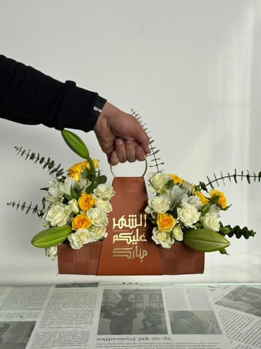 مسكة جلد مع تنسيق ورد طبيعي