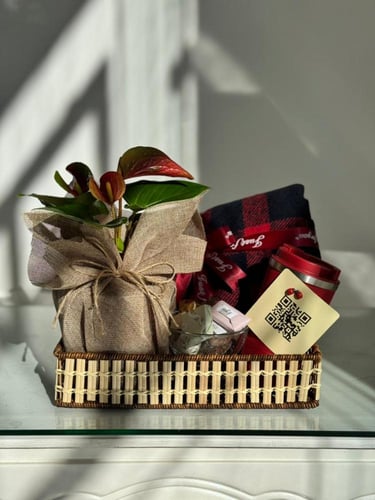 هدية شتوية: أنثريوم، وشاح ومق مع شوكولاتة