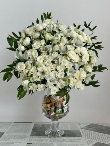 فازة بتنسيق فاخر لون ابيض اضافة نصف كيلو شكلاته رو...