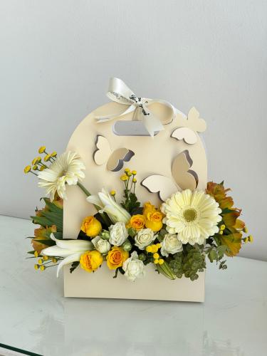 تنسيق ورد طبيعي درجات الاصفر والابيض اضافة كيس كرت...