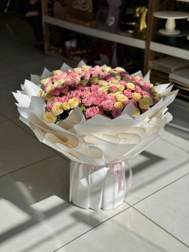 باقة ورد تدرجات الوردي بتغليف انيق حجم كبير