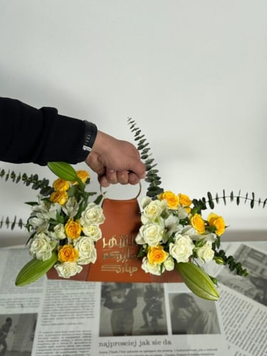 مسكة جلد مع تنسيق ورد طبيعي