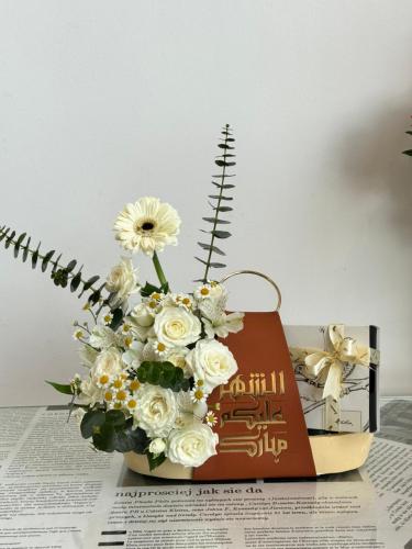 تنسيق ورد طبيعي مع تعليقة جلد