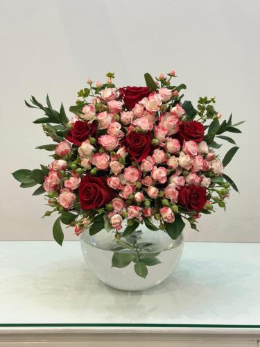 فازة ورد طبيعي درجات الوردي والحمر مع اضافة زهور ه...