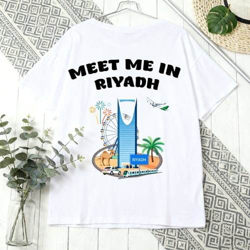 تيشيرت مطبوع بشعار “Meet Me in Riyadh”