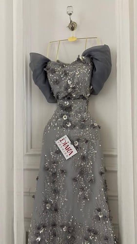 فستان سهرة كلفه ورد مع ذيل واخاف اورجينزا