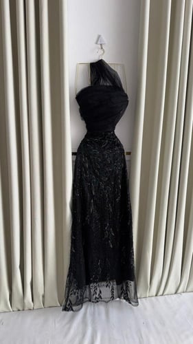 فستان سهرة كلفة مطرز مع صدر تفته مع التل