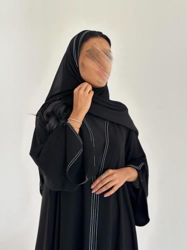 عباية C31 كريب ملكي كوري مع تطريز باللون الأبيض