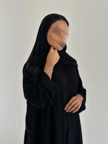 عباية C32 كريب ملكي كوري مع تطريز باللون البنفسجي