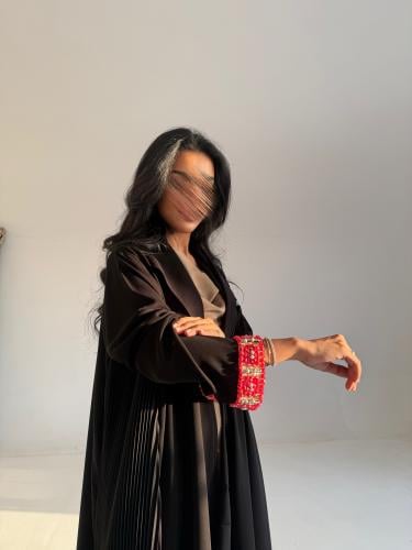 عباية كريب ملكي نص كلوش C10 بكسرات جانبية وأطراف أكمام شك