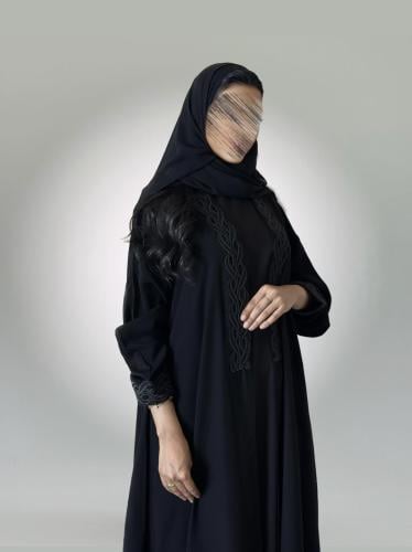عباية C26 كريب ملكي نص كلوش مع كلفة تطريز بالأكمام والأمام