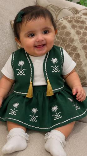 سديري مع تنورة لليوم الوطني ابناتي