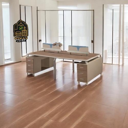 طاولة مكتب مع برتيشن خشب وأدراج متعددة