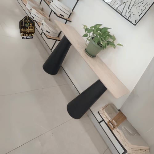 مدخل عصري باللون الأسود قاعدة خشب