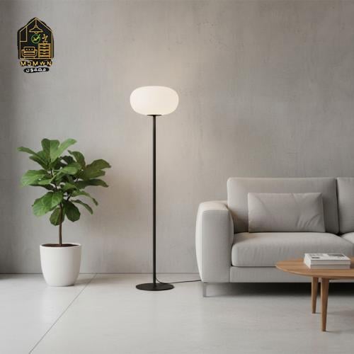 مصباح أرضي أنيق بغطاء مستدير تصميم هادئ وإضاءة مري...