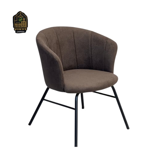 كرسي قماشي مريح بتصميم قوسي وقاعدة حديد أنيقة