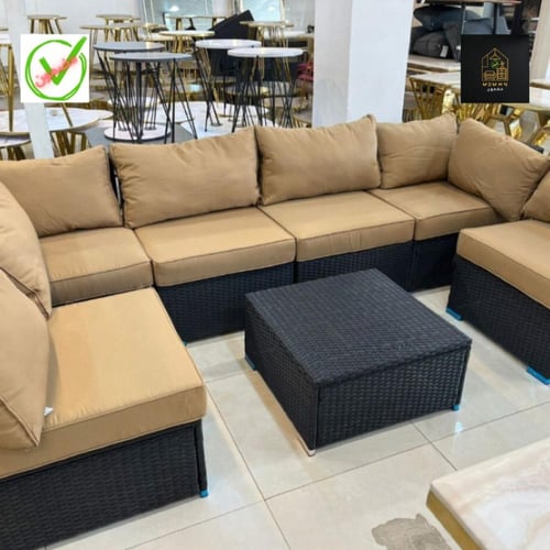 جلسة خارجية مكونة من 6 مقاعد و طاولة بعدة الوان