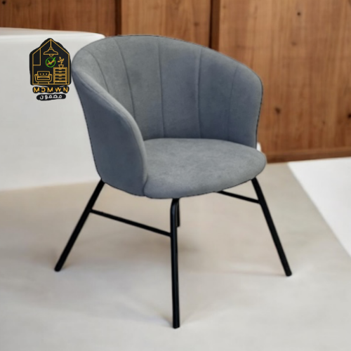 كرسي قماشي مريح بتصميم قوسي وقاعدة حديد أنيقة