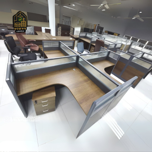 مكاتب مكتبية حديثة مع فواصل لتوفير الخصوصية