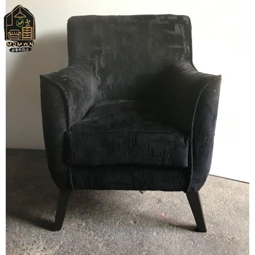 كرسي مفرد مخملي باللون الأسود