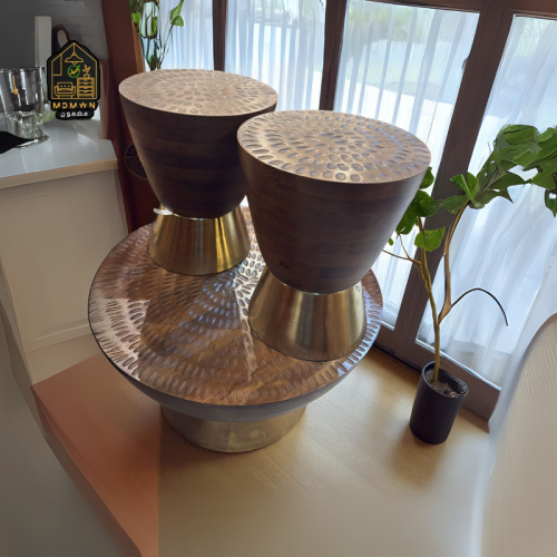 طقم طاولات مطروق فاخر بقاعدة نحاسية