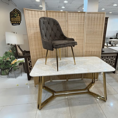طاولة طعام فاخرة بسطح رخامي و4 كراسي مخملية بألوان...