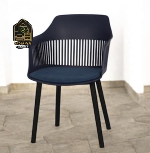 كرسي بتصميم فاخر وأنيق مصمم بطريقة جميلة بلون ازرق