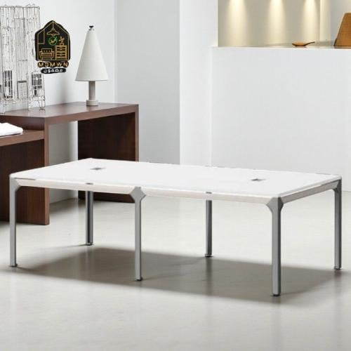 مكتب جماعي كبير بتصميم أنيق يجمع بين البساطة والعم...