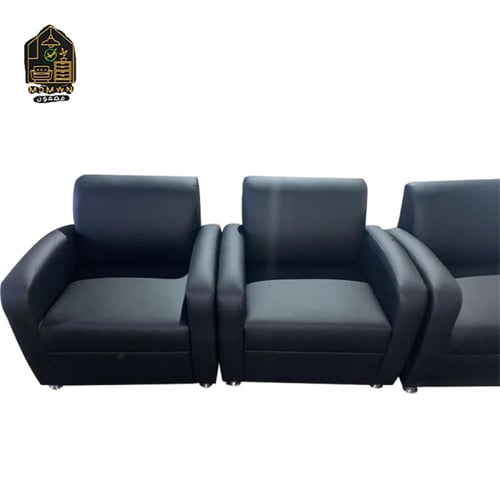 كنب مكتبي بتنجيد مربعات وذراعين عريضتين