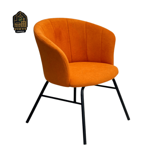 كرسي قماشي مريح بتصميم قوسي وقاعدة حديد أنيقة