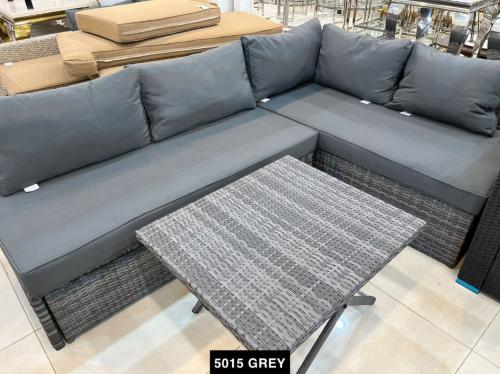 جلسة خارجية مكونة من مقعدين ثنائية و طاولة