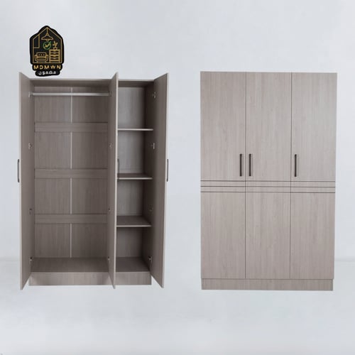 دولاب ملابس خشبي بثلاثة أبواب ورفوف داخلية