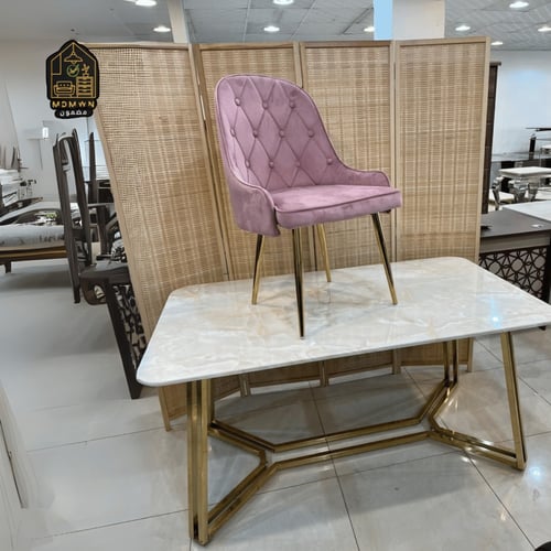 طاولة طعام فاخرة بسطح رخامي و4 كراسي مخملية بألوان...