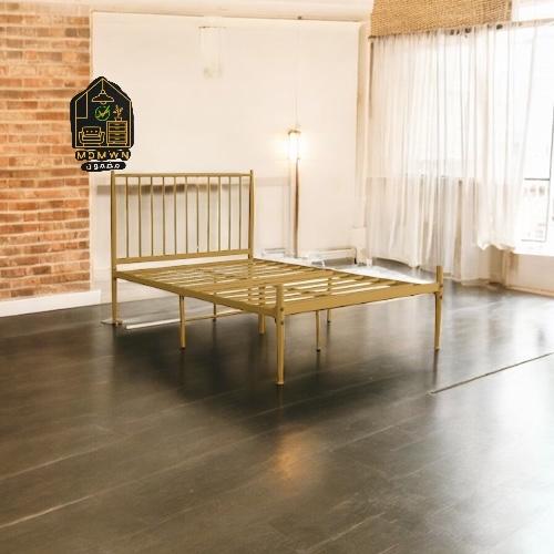 سرير حديد فاخر بلون ذهبي أنيق – تصميم عصري ومتين م...