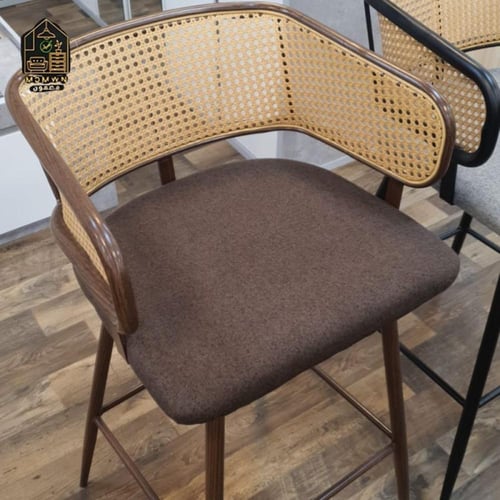 كرسي بار بتصميم رتان كلاسيك عصري