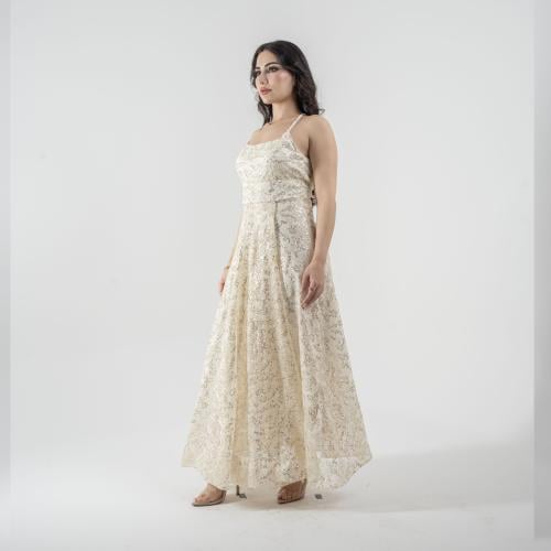 فستان من فرو المنك المطرز - مزين بتفاصيل شماعات