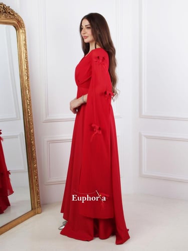 فستان طبقات مع تطريز وردات