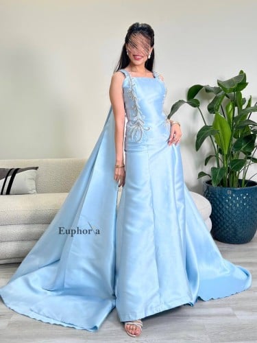 فستان ازرق مع شاحط ملكي