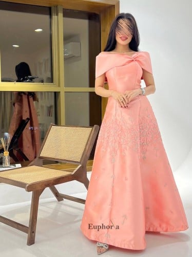 فستان تفاحي مع كتف فراشة