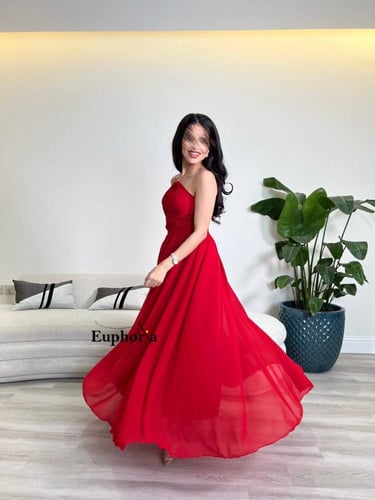 فستان منسدل مع تكسيرات في القماش