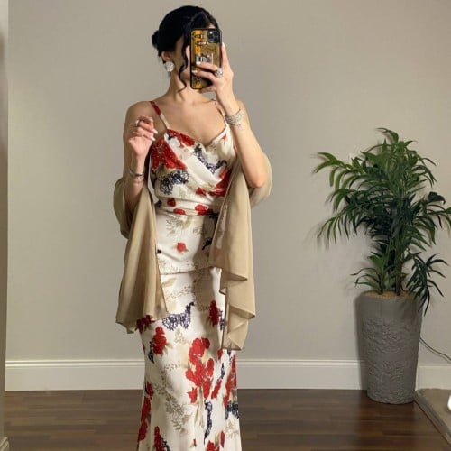 فستان سيمبل ابيض مورد طباعة مع شيالات