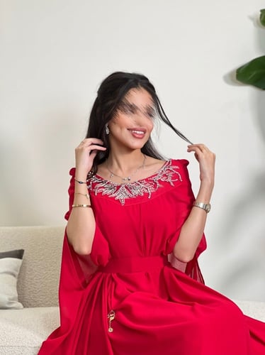 فستان احمر عصري مغري