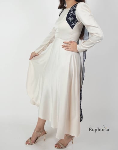 فستان ابيض سيمبل مع اكمام مناسب للمحجبات