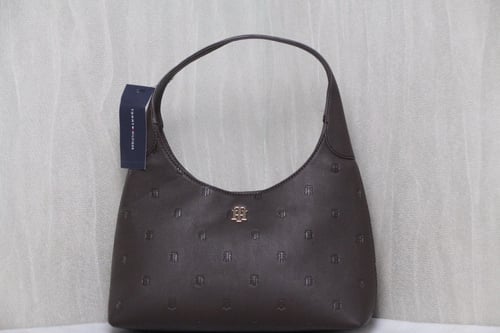 حقيبة تومي هيلفيغر