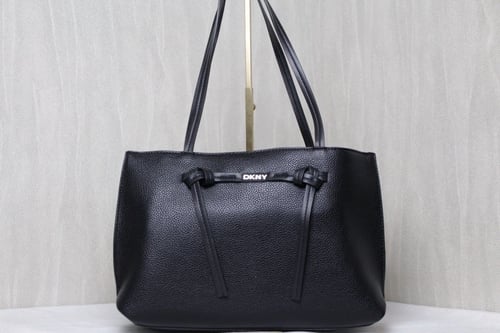 حقيبة دي كي ان واي