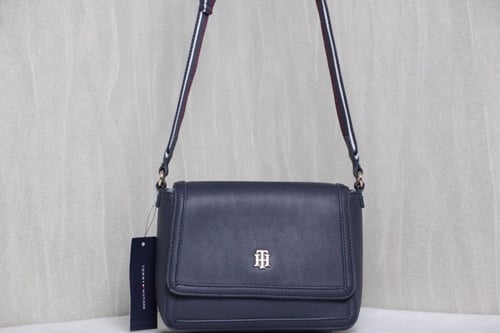 حقيبة تومي هيلفيغر