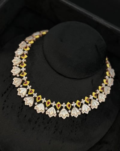 عقد صدف أصفر